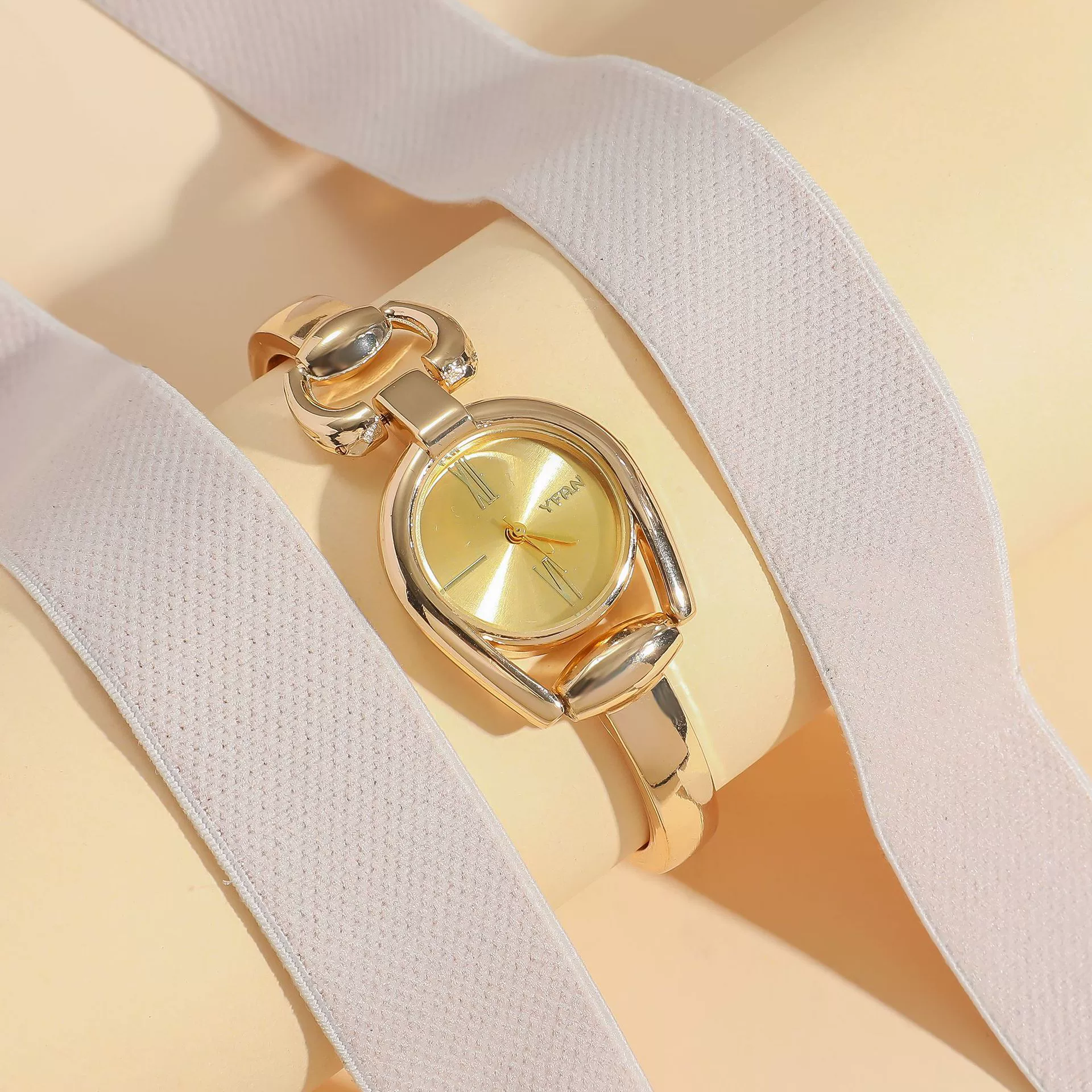 Women's Retro Leisure Alloy Case Stainless Steel Band Round Dial Quartz Watch With Roman Scale And Aurora Hollow Design - Image 8