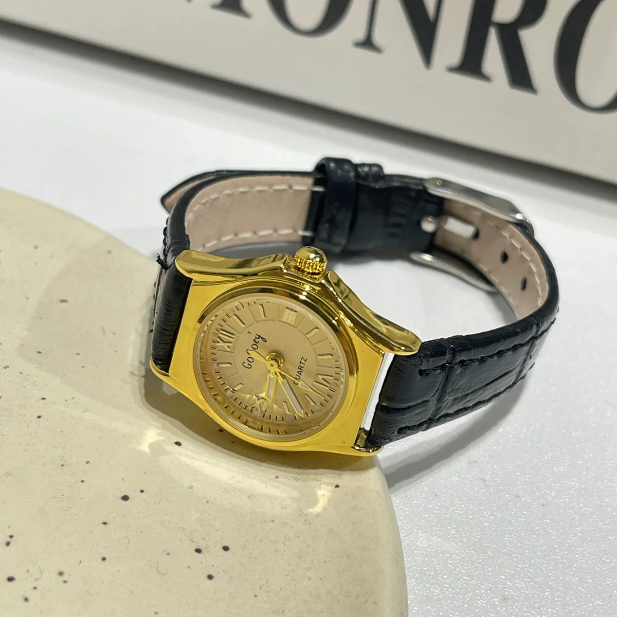 Women's Retro Leisure Metal Case Genuine Leather Strap Round Dial Quartz Watch - Image 7