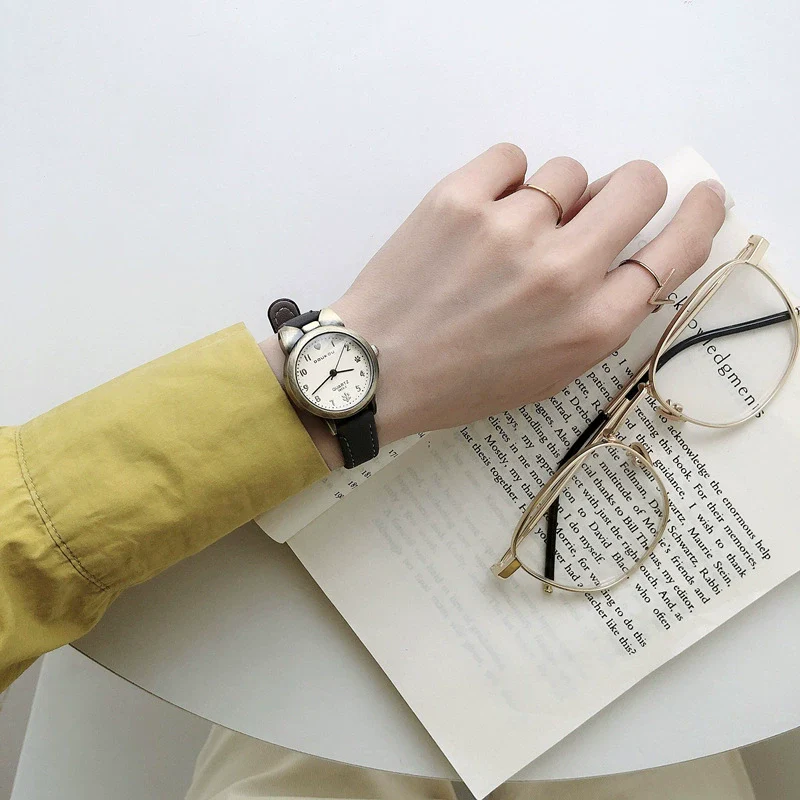 Women's Retro Leisure Watch Alloy Case Ordinary Glass Mirror Pointer Display - Image 3