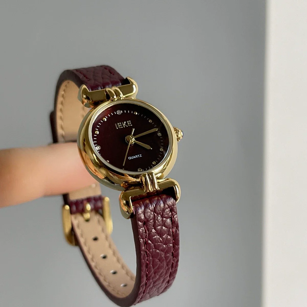 Women's Retro Medieval Style Metal And Leather Watch With Round Dial Pin Buckle And Gold Buckle Material - Image 4