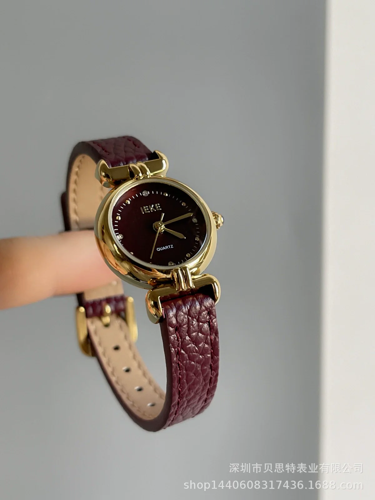 Women's Retro Medieval Style Metal And Leather Watch With Round Dial Pin Buckle And Gold Buckle Material - Image 9