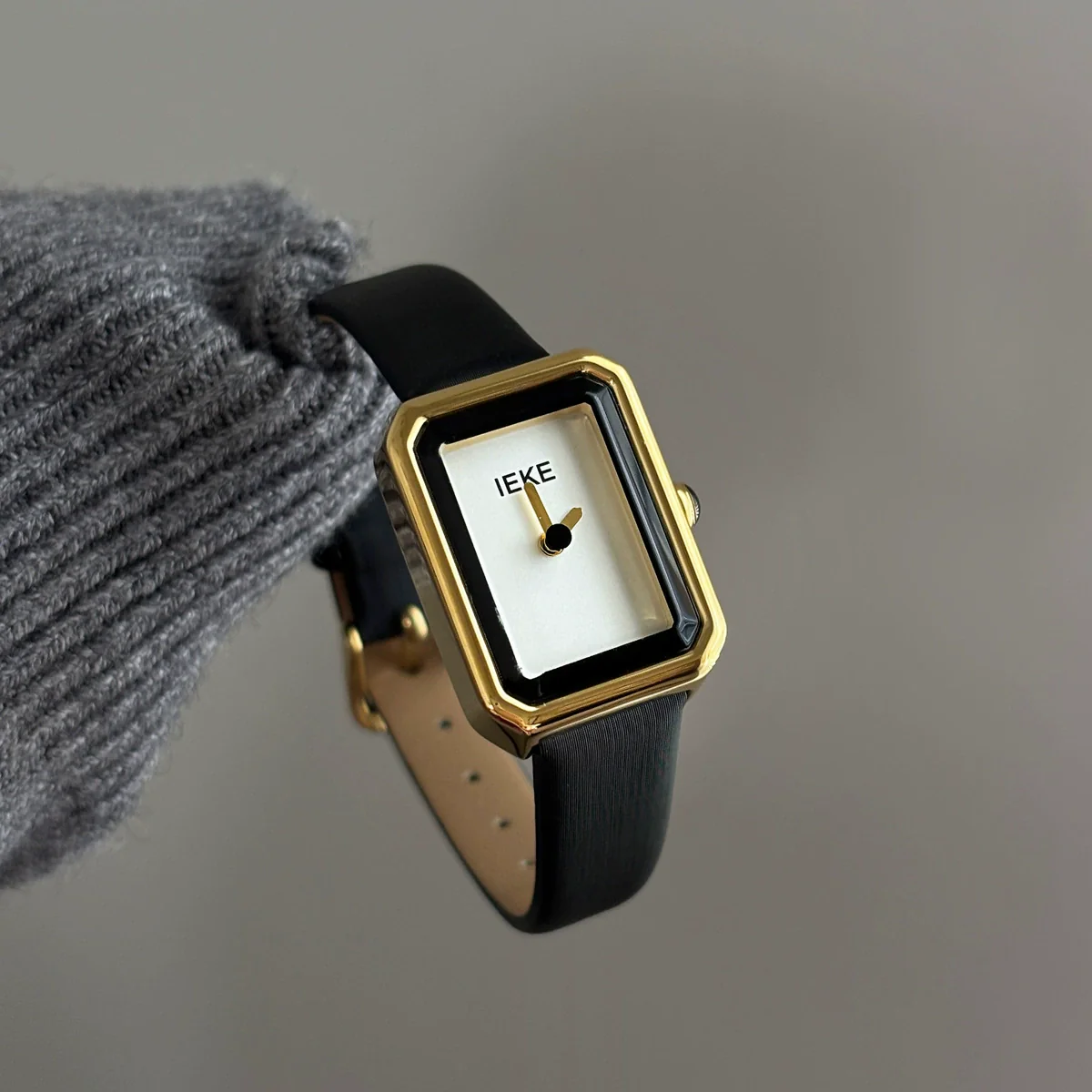 Women's Retro Simple Imitation Leather And Metal Commuter Accessory With Rectangular Dial