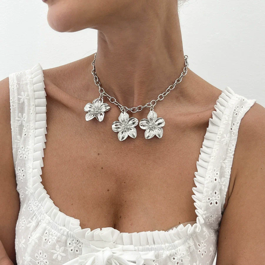 Women's Retro Stereo Flower Geometric Alloy Iron Chain Clavicle Necklace With Electroplating - Image 2