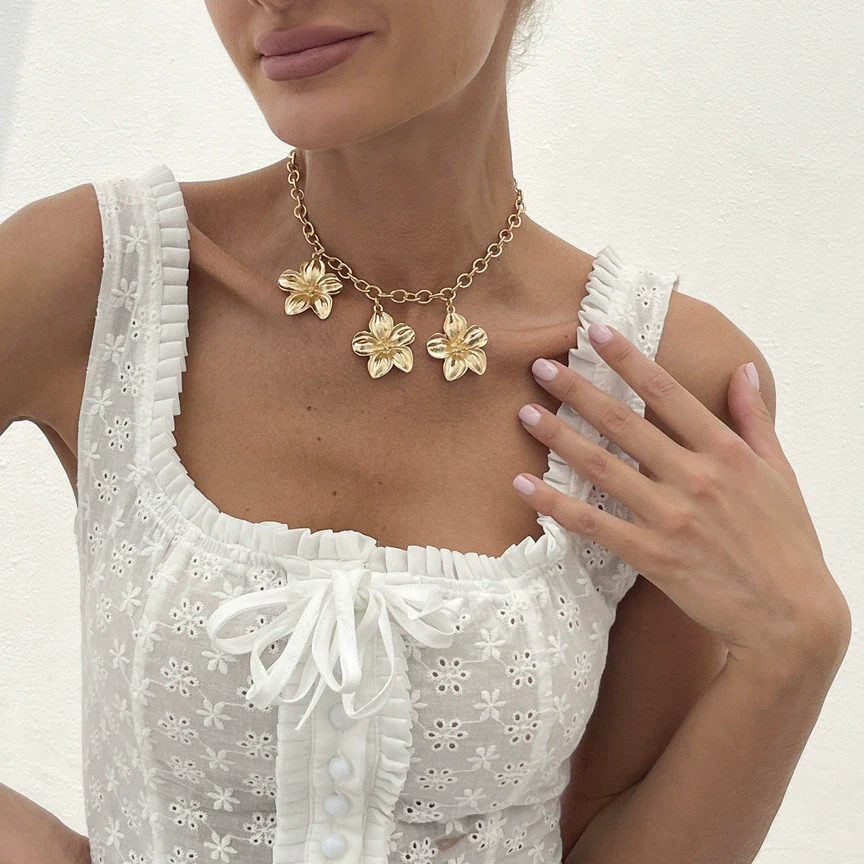 Women's Retro Stereo Flower Geometric Alloy Iron Chain Clavicle Necklace With Electroplating - Image 3