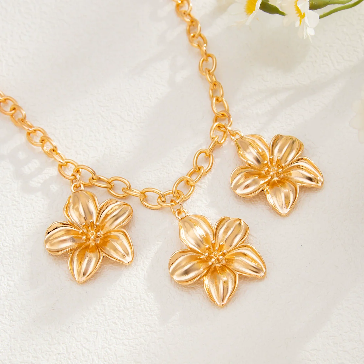 Women's Retro Stereo Flower Geometric Alloy Iron Chain Clavicle Necklace With Electroplating - Image 4