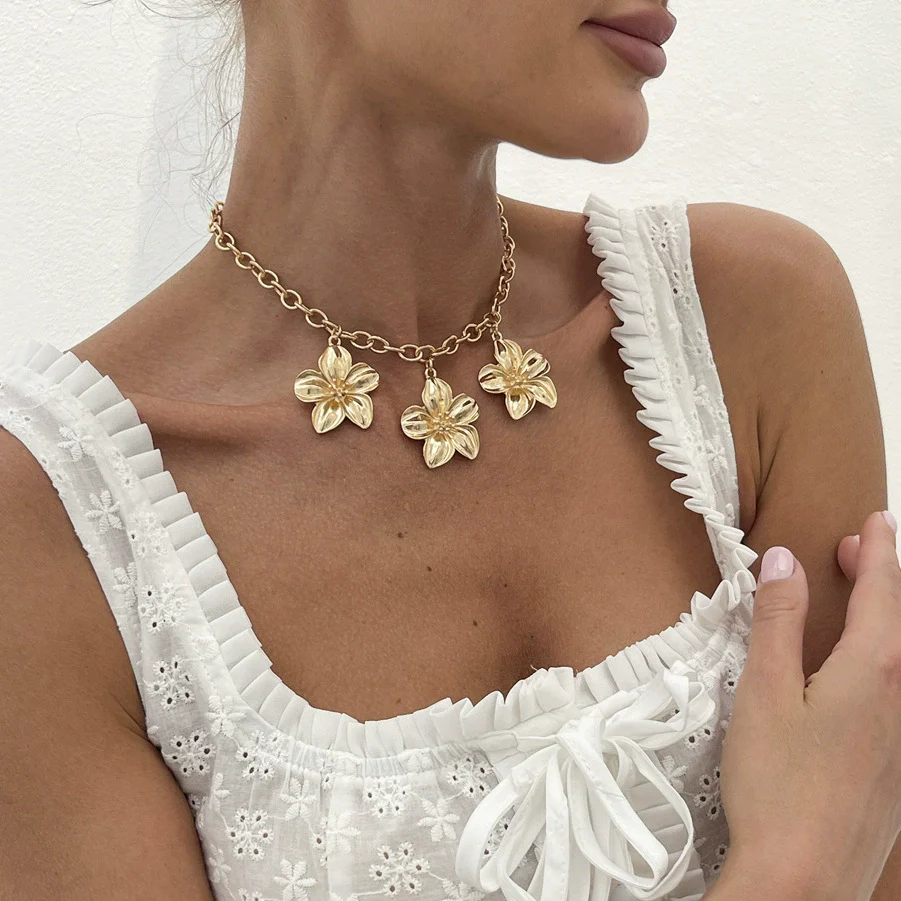 Women's Retro Stereo Flower Geometric Alloy Iron Chain Clavicle Necklace With Electroplating - Image 6