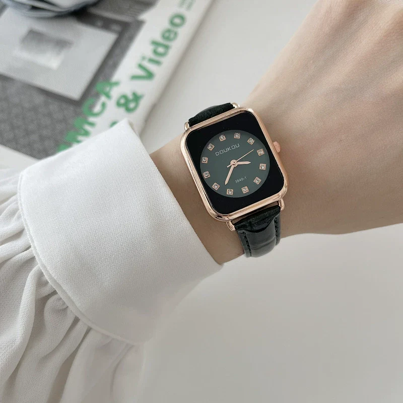 Women's Square Alloy Watch With Ordinary Glass Mirror And Diamond Design Simple Fashion And Leisure Style